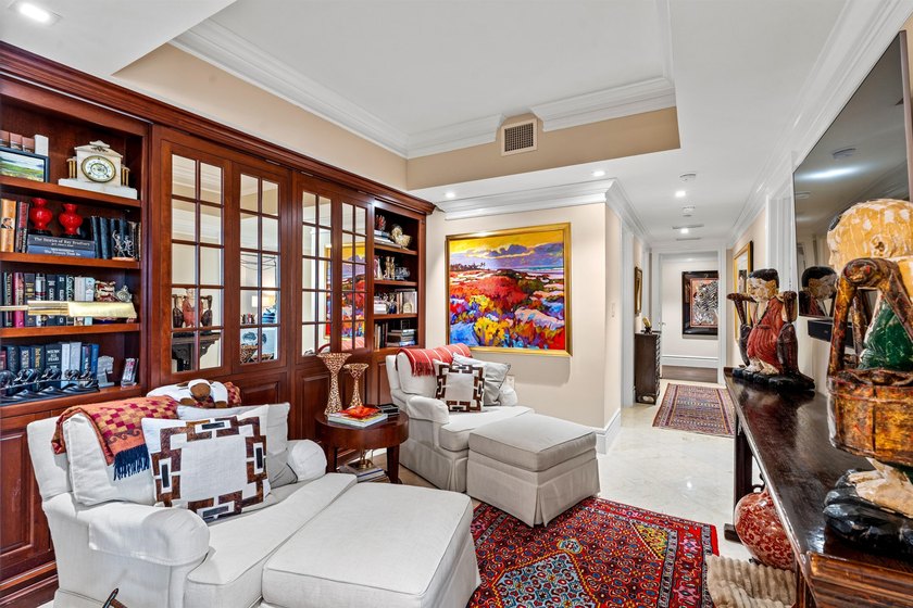Welcome to this sophisticated two-bedroom, two-and-a-half-bath - photo 18