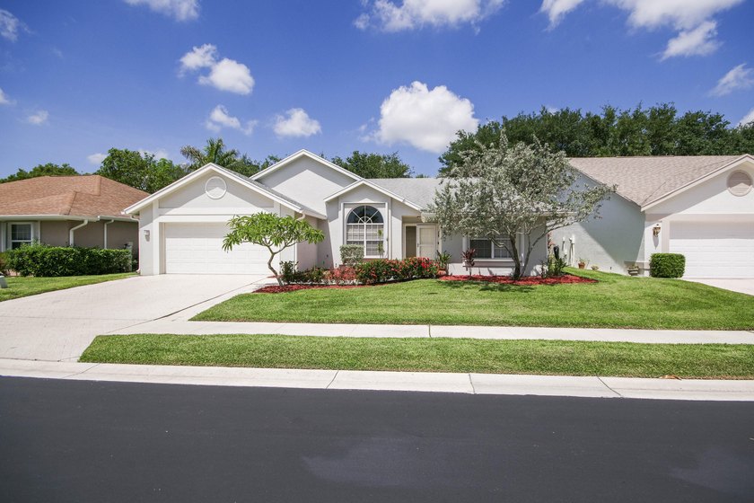 Manicured landscaping and soaring vaulted ceilings welcome you - photo 27