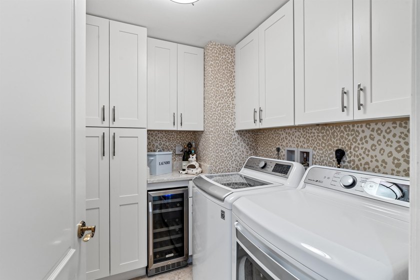 Welcome to this sophisticated two-bedroom, two-and-a-half-bath - photo 28