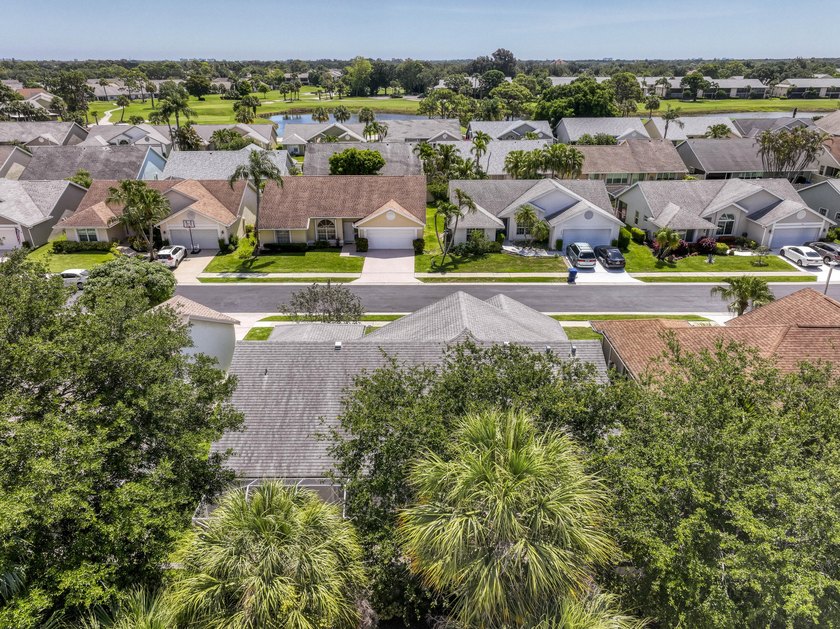 Manicured landscaping and soaring vaulted ceilings welcome you - photo 30