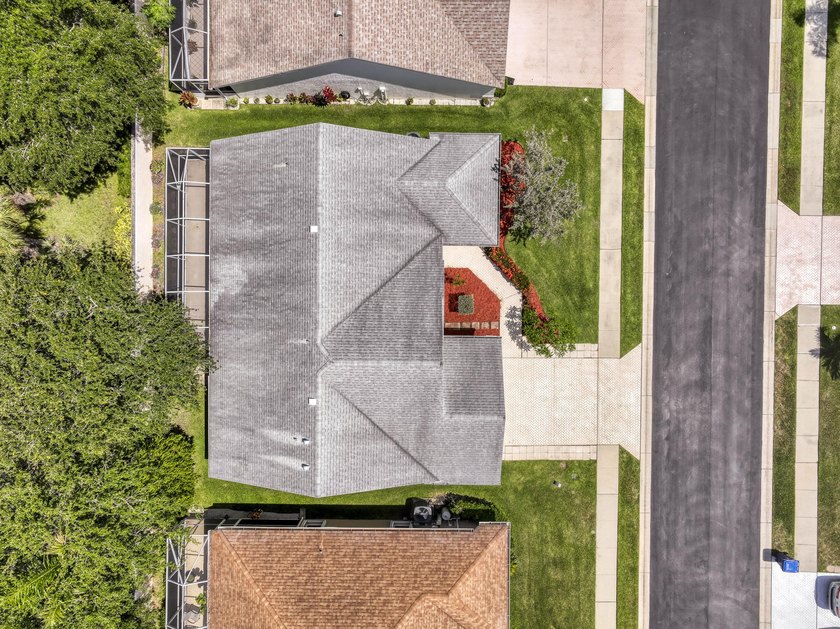Manicured landscaping and soaring vaulted ceilings welcome you - photo 32