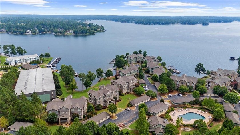 PRICED TO SELL!! Unbelievable price for a lake front home on - photo 4
