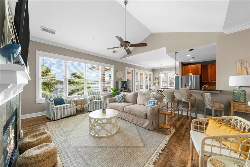 PRICED TO SELL!! Unbelievable price for a lake front home on - photo 6