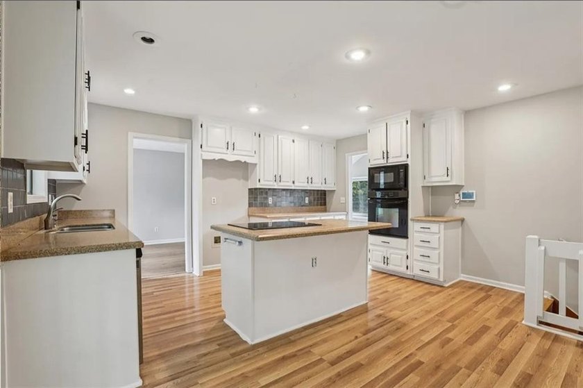 Welcome to this spacious 4-bedroom, 3-bathroom home in - photo 11