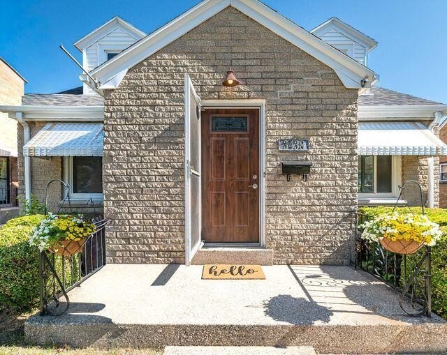 Welcome home to this beautifully updated 3 BDRM, 2-bath - photo 2