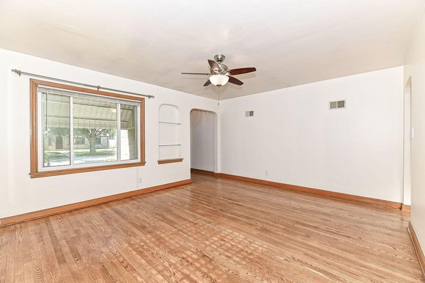Welcome home to this beautifully updated 3 BDRM, 2-bath - photo 6