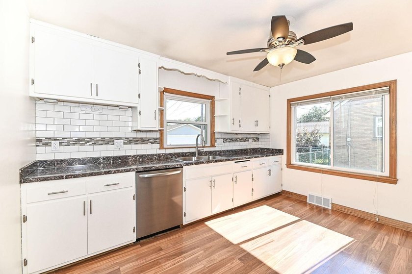 Welcome home to this beautifully updated 3 BDRM, 2-bath - photo 7