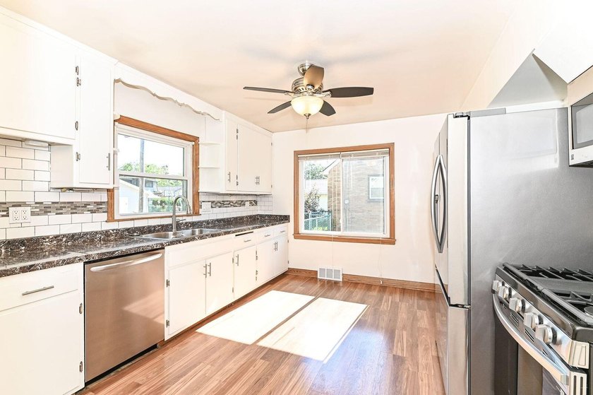 Welcome home to this beautifully updated 3 BDRM, 2-bath - photo 9