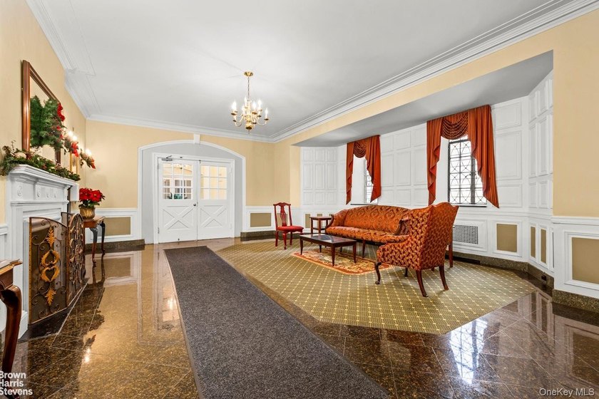 A great opportunity awaits in Forest Hills South. This spacious - photo 12