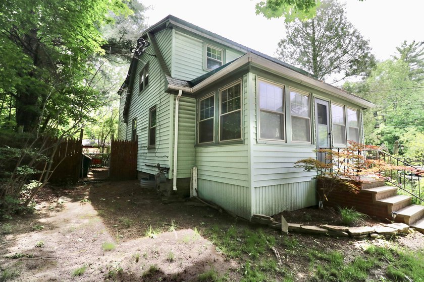 Classic 1930s Gambrel brimming with charm, character, and - photo 4