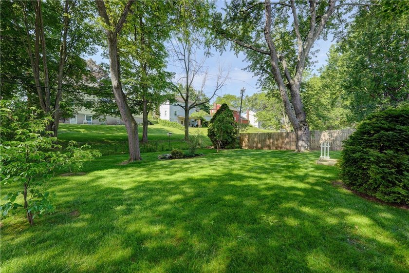 Conveniently located near Lake Ontario, this spacious 3-bedroom - photo 26