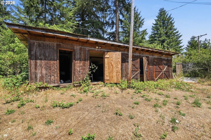 So much potential in this lovely riverfront property located - photo 32