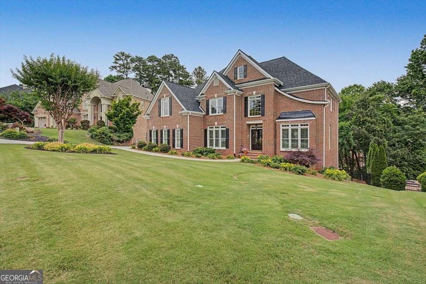Meticulously maintained by the original owners, this ELEGANT - photo 3
