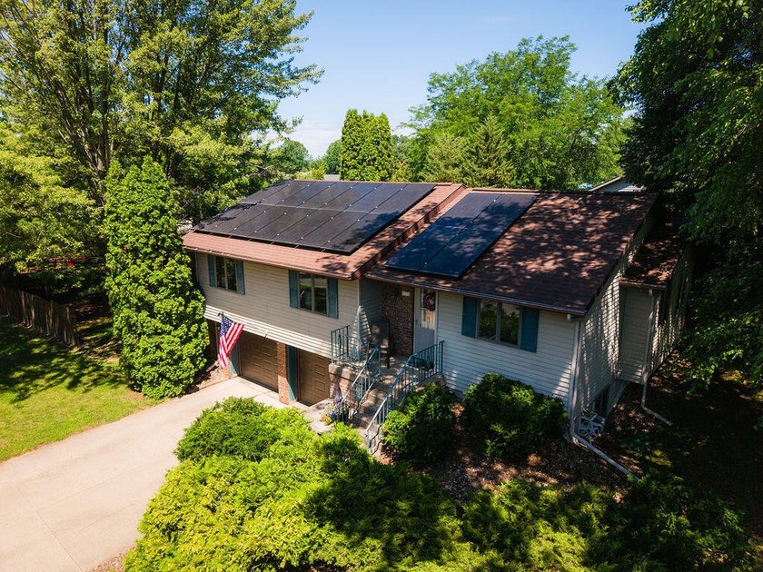 Welcome to this beautifully maintained 3-bedroom, 2-bath home on - photo 4