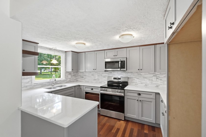 Welcome to 303 Harbor Drive in the highly sought-after Northwood - photo 22