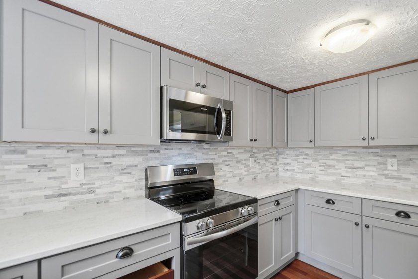 Welcome to 303 Harbor Drive in the highly sought-after Northwood - photo 25