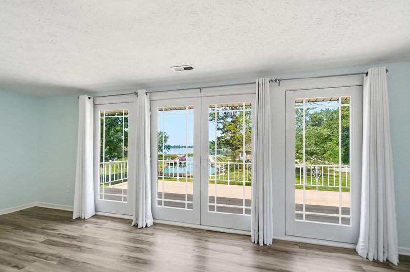 Welcome to 303 Harbor Drive in the highly sought-after Northwood - photo 32