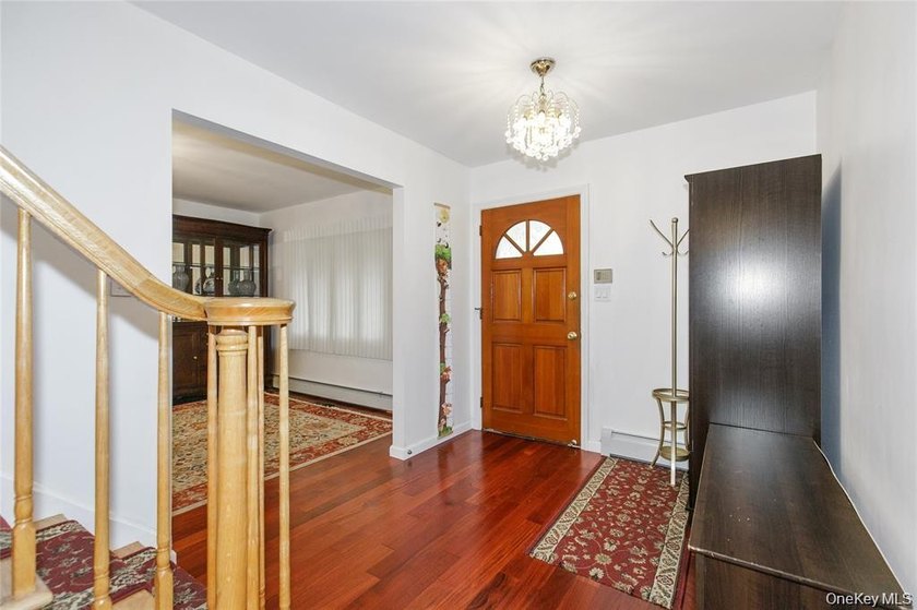 GREAT NECK ESTATES SOUTH FACING COLONIAL WITHIN CLOSE PROXIMITY - photo 3