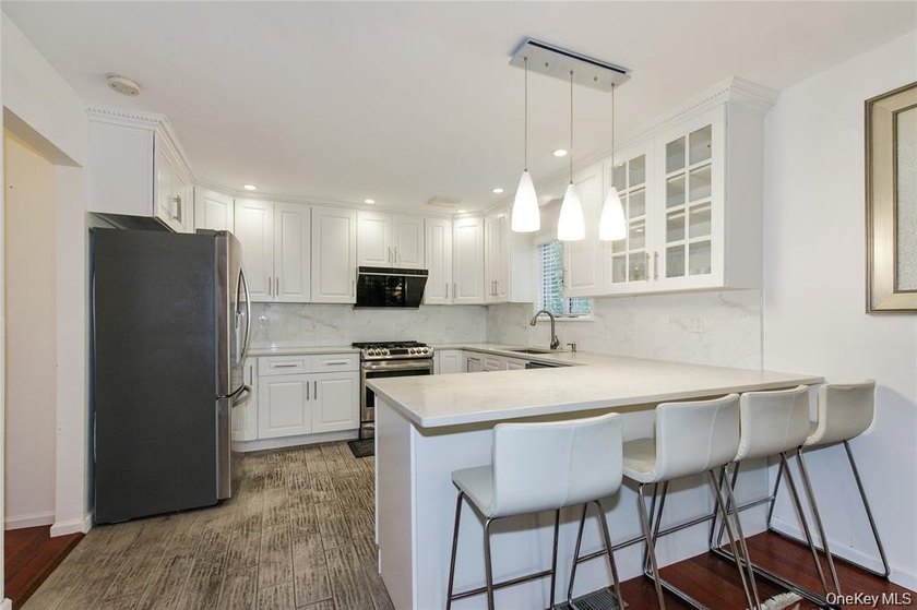 GREAT NECK ESTATES SOUTH FACING COLONIAL WITHIN CLOSE PROXIMITY - photo 10