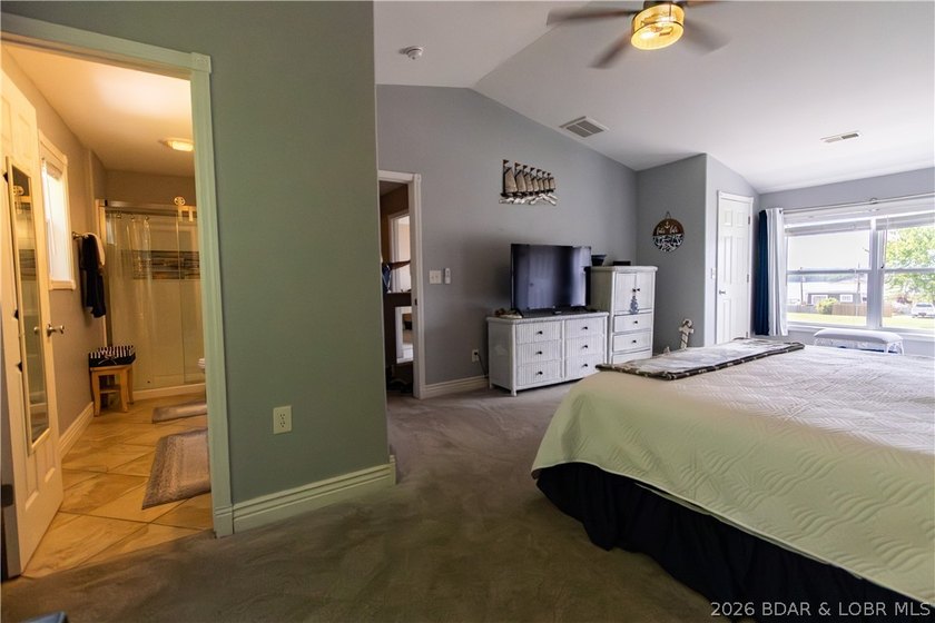 IMMACULATE ... [3-bedroom / 3 full bathrooms (2 ensuite - photo 18