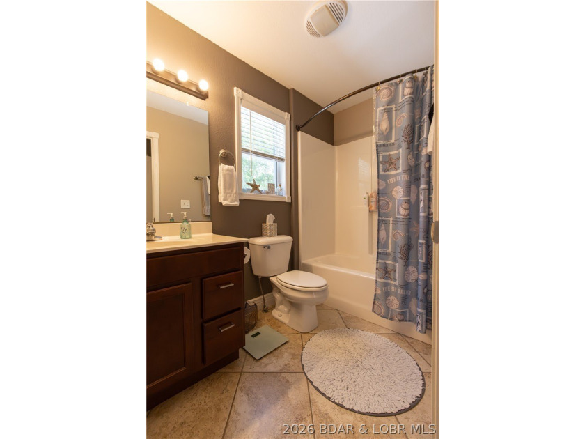 IMMACULATE ... [3-bedroom / 3 full bathrooms (2 ensuite - photo 24