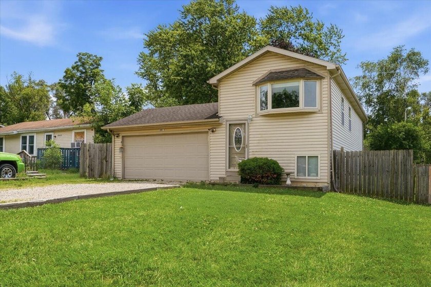 Located right over the border, this 3-bedroom 2 bath home is - photo 2