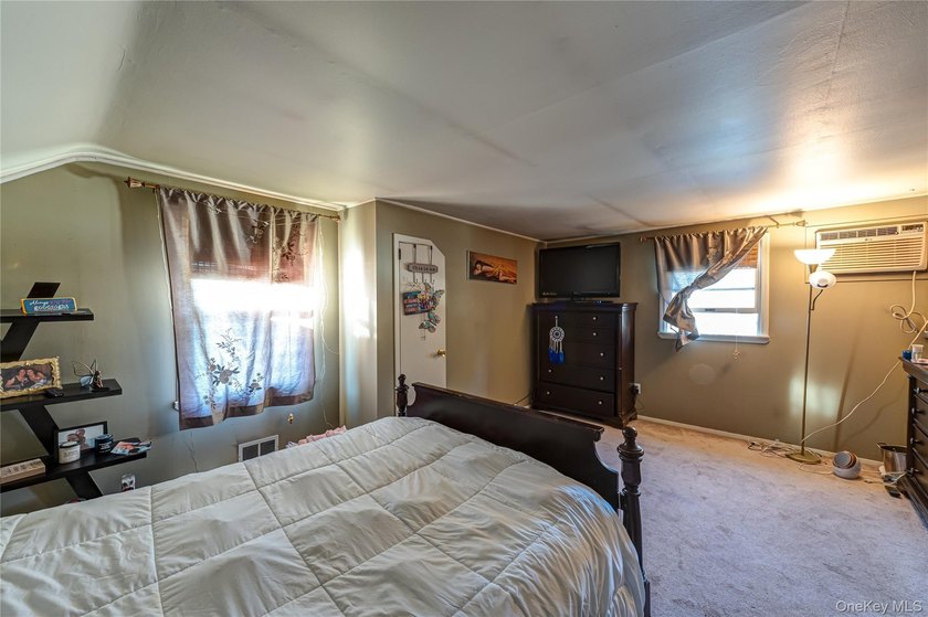 Buyer financing fell apart, so enjoy best value in Bay Shore. Do - photo 7
