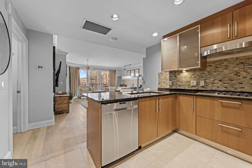 Exceptional two-bedroom, two full and one-half bath luxury - photo 12