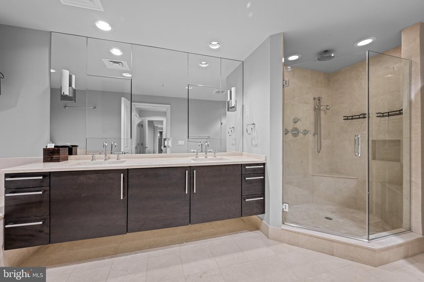 Exceptional two-bedroom, two full and one-half bath luxury - photo 24