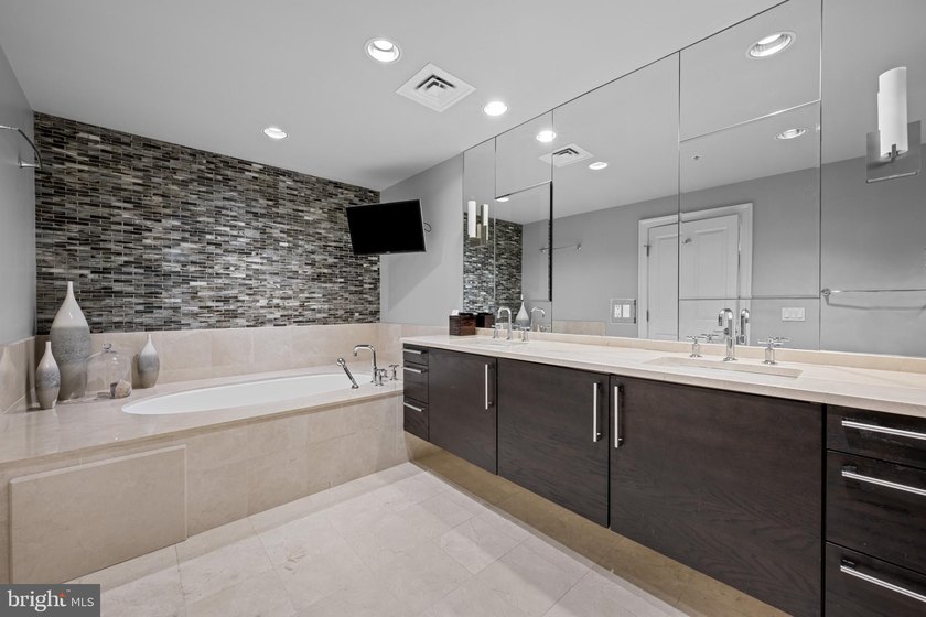 Exceptional two-bedroom, two full and one-half bath luxury - photo 25