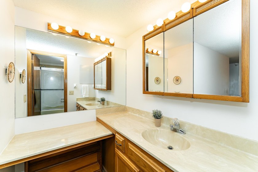 Enjoy a comfortable, convenient lifestyle in this light-filled - photo 13