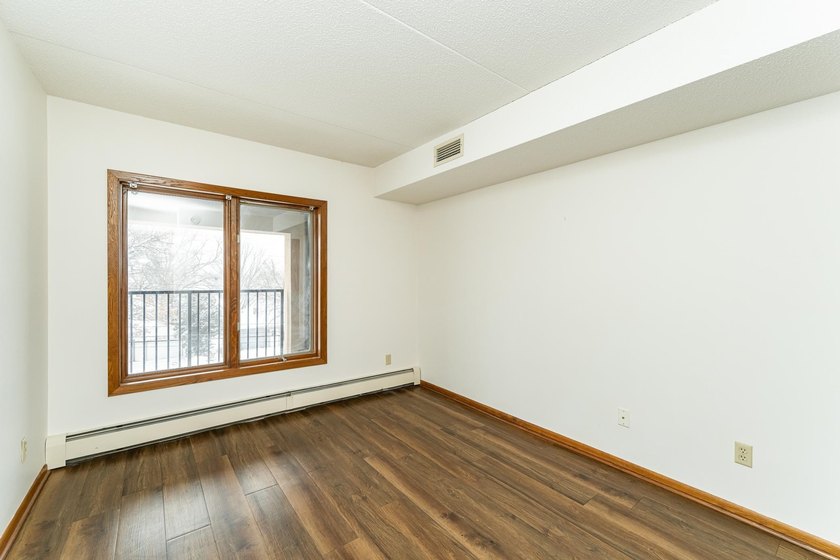 Enjoy a comfortable, convenient lifestyle in this light-filled - photo 14