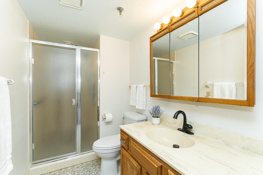 Enjoy a comfortable, convenient lifestyle in this light-filled - photo 16