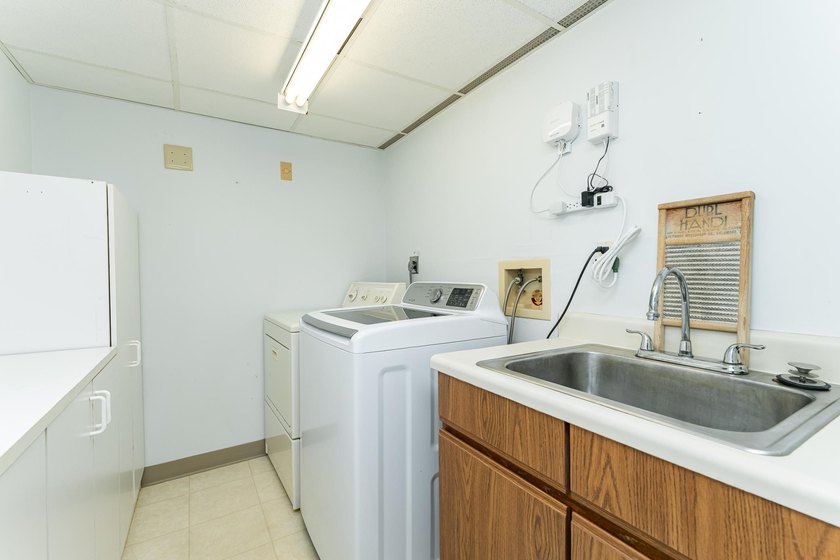 Enjoy a comfortable, convenient lifestyle in this light-filled - photo 17