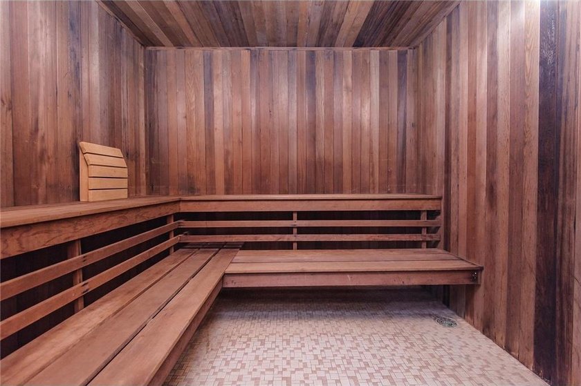 Enjoy a comfortable, convenient lifestyle in this light-filled - photo 19