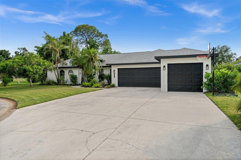 WOW! This stunning 4-bedroom, 3-bath, 3-car garage split-plan - photo 3