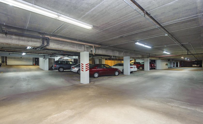 Enjoy a comfortable, convenient lifestyle in this light-filled - photo 24