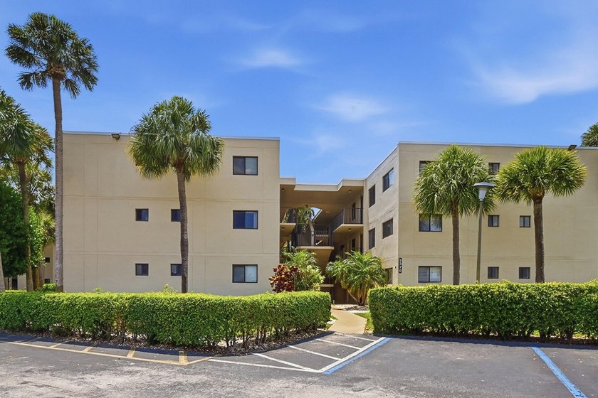 Spacious 2-bedroom, 2-bath corner unit located on the second - photo 21