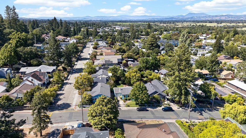 Charming Vintage Home Near Downtown Sebastopol Welcome to this - photo 31