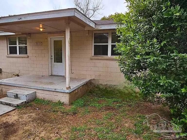 Investment opportunity with solid home, needs some TLC, but has - photo 2