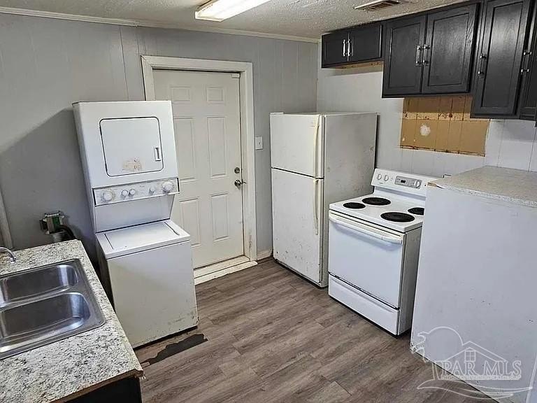 Investment opportunity with solid home, needs some TLC, but has - photo 9