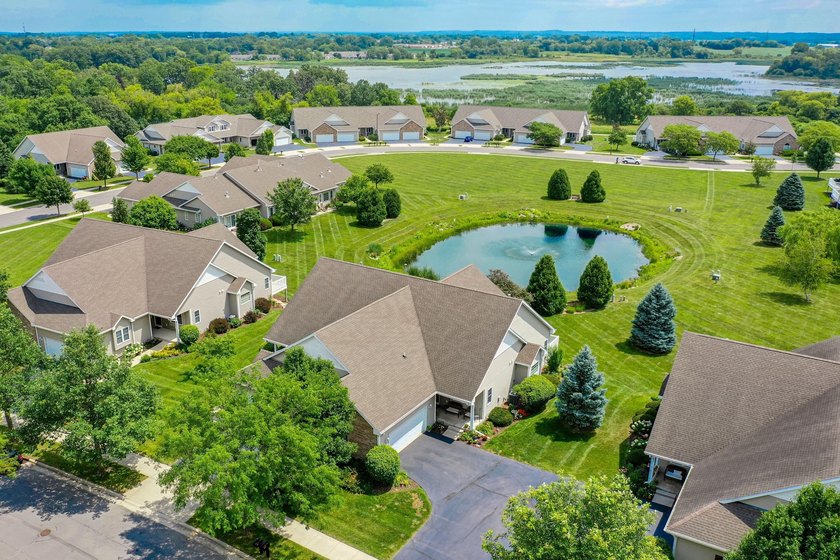 Stunning ranch condo in Waters Edge! Main level offers a - photo 2