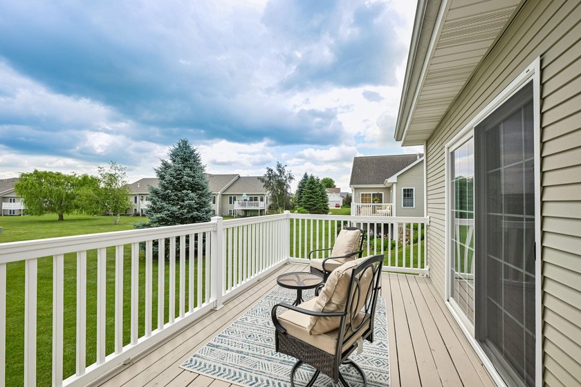Stunning ranch condo in Waters Edge! Main level offers a - photo 6