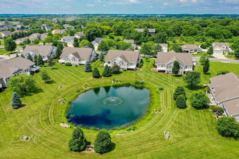 Stunning ranch condo in Waters Edge! Main level offers a - photo 7