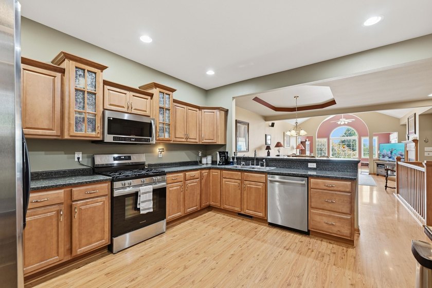 Stunning ranch condo in Waters Edge! Main level offers a - photo 9