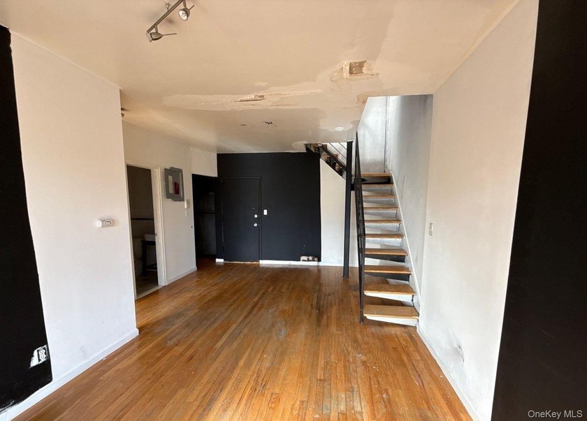 Duplex, Condo on top 2 floors, Built in 2007, with 681 sq ft - photo 3