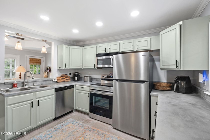 Move-in ready in highly desirable Pigeon Point! This charming - photo 11