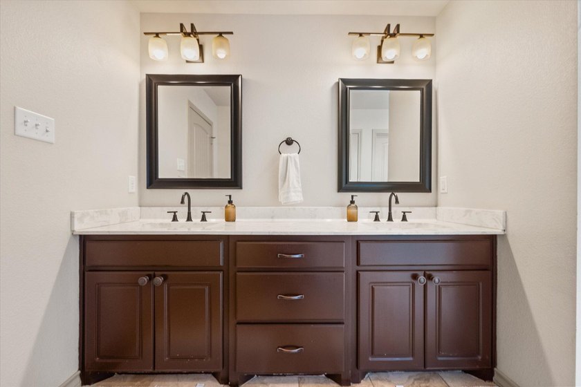 Welcome to this fantastic home located in Hillcrest Country Club - photo 18