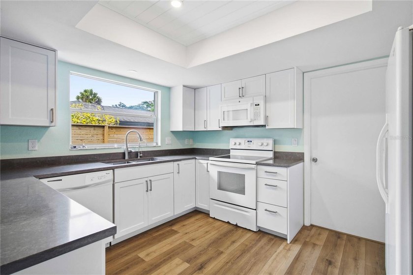 Beautifully updated block home on an oversized lot in a prime - photo 20