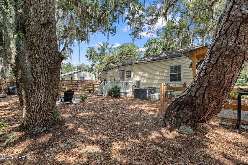 Move-in ready in highly desirable Pigeon Point! This charming - photo 25